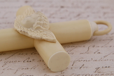 天使のゆりかごの十字架　セルロイド　フランス　アンティークストリュフ