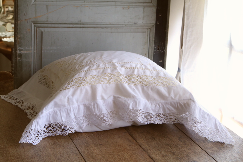 ボビンレースのクッションカバーペア　イギリス　アンティークストリュフ
