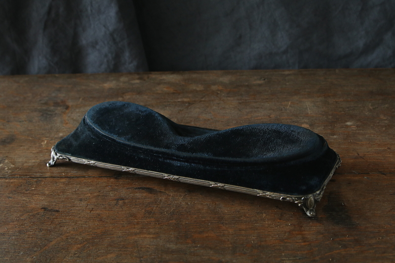 黒ベルベットのディスプレイステージ　飾り台　ジュエリースタンド　イギリス アンティークストリュフ