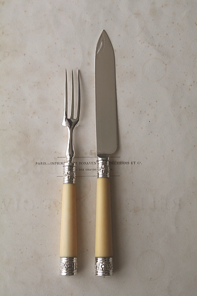 エングレービングのデザートナイフアンドフォーク　アイボリーハンドル　象牙　イギリス アンティークストリュフ