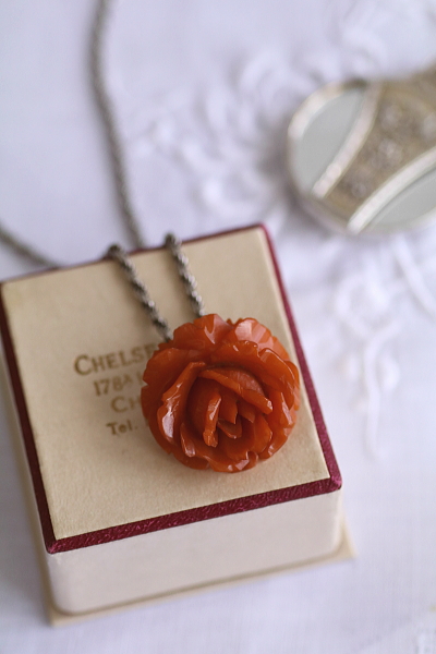 カーブドベークライト　薔薇のペンダントブローチ　ヨーロッパ アンティークストリュフ 20250919