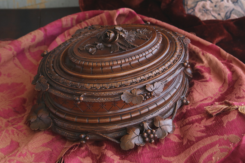 薔薇を飾るウォールナットジュエリーケース　木彫　フランス　アンティークストリュフ