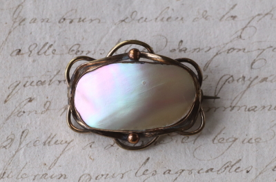 ヴィクトリアンマザーオブパールブローチ　イギリス　アンティークストリュフ