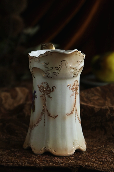 スミレとワスレナグサ　リボン飾りジャグ　イギリス アンティークストリュフ