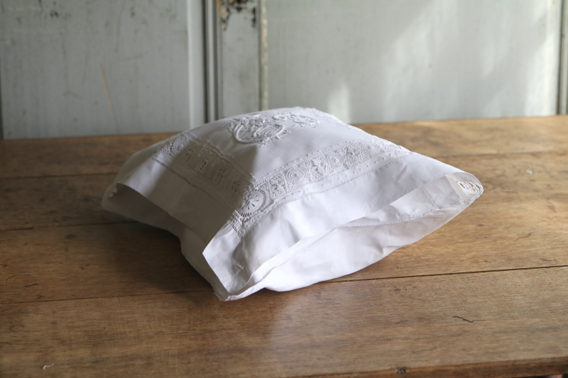 刺繍のナイトドレスケースのクッション　ワイルドストロベリー　イギリス アンティークストリュフ