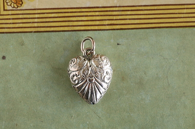 ゴールドプレート　ハートペンダントチャーム　アンティークジュエリー　ヴィンテージアクセサリー　イギリス　アンティークストリュフ 20251216