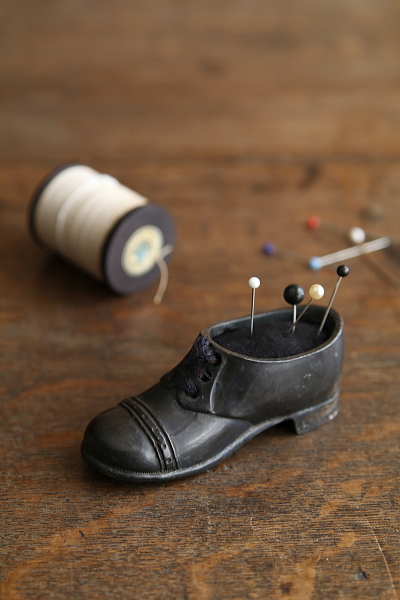 メタルシューズのピンクッション　イギリス　アンティークストリュフ