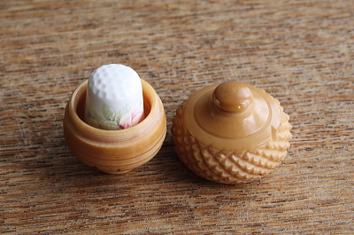 ベジタブルアイボリーのシンブルケース　ヴィクトリアン　イギリス　アンティークストリュフ