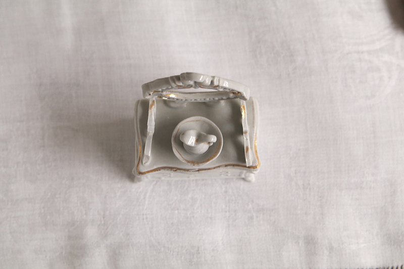 ポーセリンミニチュアドレッシングチェスト　ドイツ　アンティークストリュフ