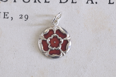 紋章のエナメルシルバーチャーム　イギリス　アンティークストリュフ