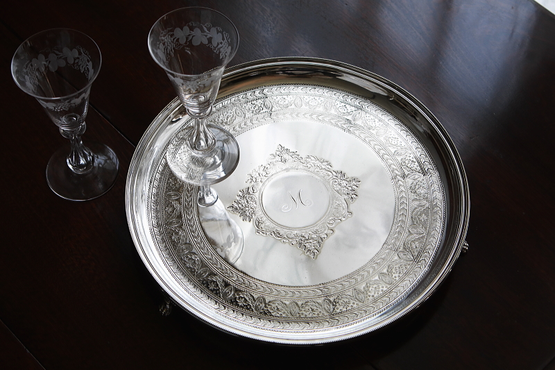 飾り文字のラウンドサルヴァ　james dixon and sons イギリス　アンティークストリュフ