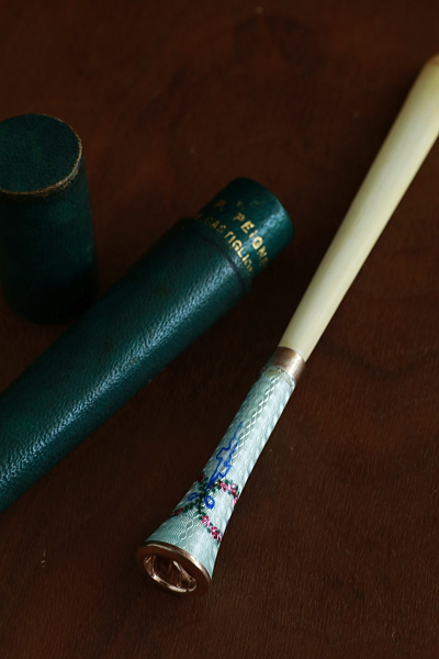 ギロッシュエナメルアンドアイボリーシガレットホルダー　リボンとローズガーランド　フランス　アンティークストリュフ 20250605