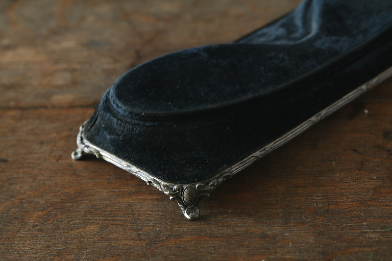 黒ベルベットのディスプレイステージ　飾り台　ジュエリースタンド　イギリス アンティークストリュフ