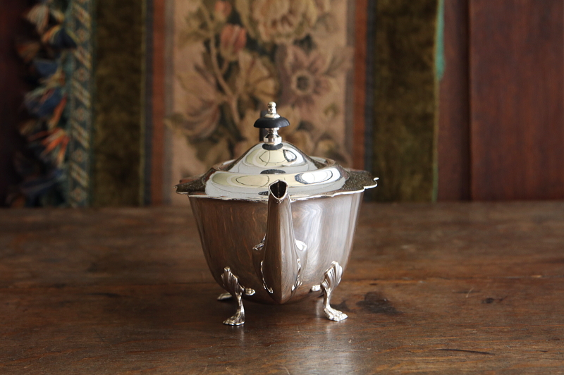 シルバープレートバチェラーティーポット　イギリス アンティークストリュフ