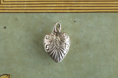 ゴールドプレート　ハートペンダントチャーム　アンティークジュエリー　ヴィンテージアクセサリー　イギリス　アンティークストリュフ 20251216