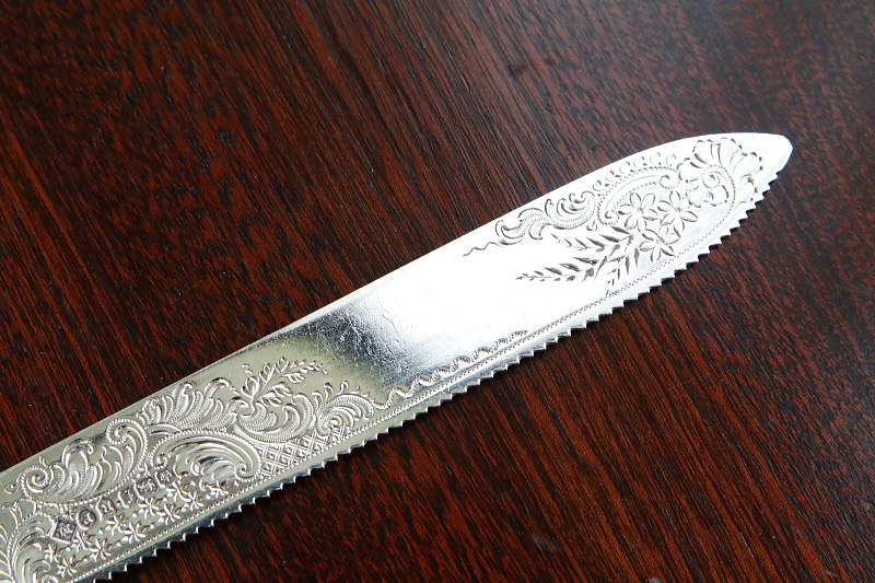 ハンドエングレーヴィング　シルバーケーキナイフ　アンティークストリュフ