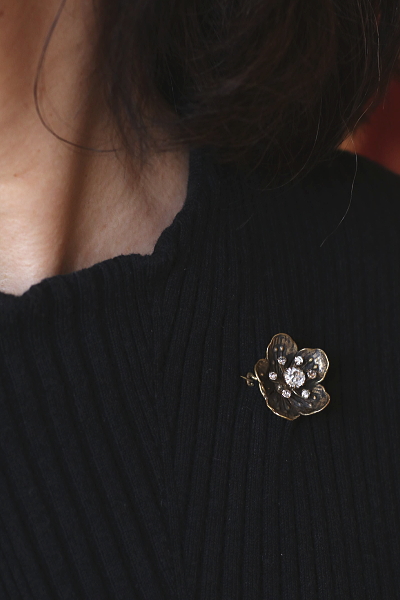 ペーストの花のブローチ　ヨーロッパ　アンティークストリュフ