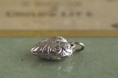 ゴールドプレート　ハートペンダントチャーム　アンティークジュエリー　ヴィンテージアクセサリー　イギリス　アンティークストリュフ 20251216