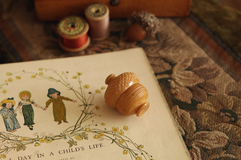 ベジタブルアイボリーのシンブルケース　ヴィクトリアン　イギリス　アンティークストリュフ