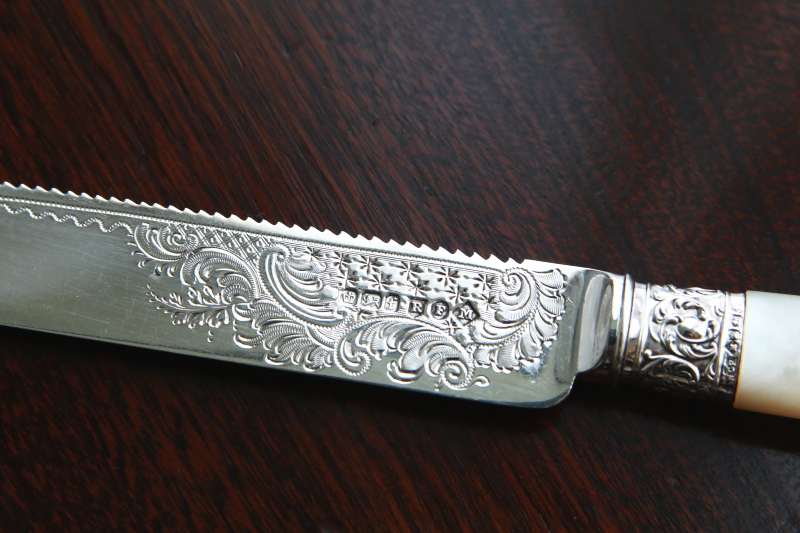 ハンドエングレーヴィング　シルバーケーキナイフ　アンティークストリュフ