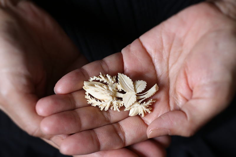 モスローズアイボリーペンダント　カーブドボーンブローチ　ヴィクトリアン　アンティークジュエリー　ヴィンテージアクセサリー　アンティークストリュフ