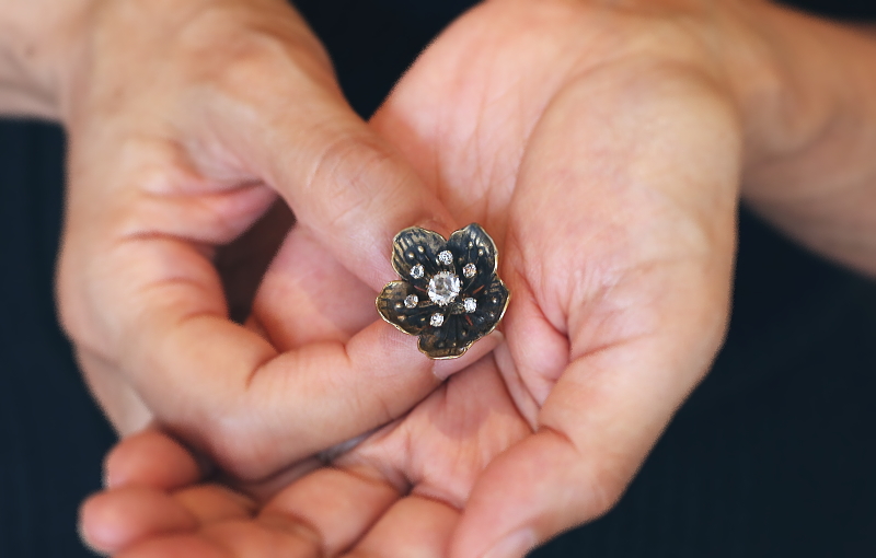 ペーストの花のブローチ　ヨーロッパ　アンティークストリュフ