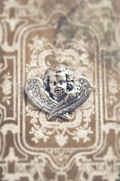 鍍銀の天使のブローチ　ヨーロッパ　アンティークストリュフ 20250826