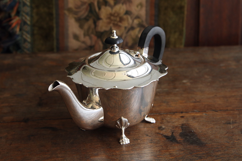 シルバープレートバチェラーティーポット　イギリス アンティークストリュフ