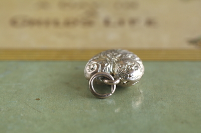 ゴールドプレート　ハートペンダントチャーム　アンティークジュエリー　ヴィンテージアクセサリー　イギリス　アンティークストリュフ 20251216