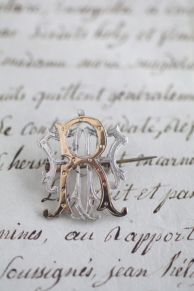 ピアスドワーク　シルバーゴールドモノグラムブローチ　イギリス　アンティークストリュフ 20251217