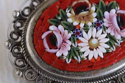 赤のマイクロモザイクブローチ　ヴィンテージジュエリー　アクセサリー　イタリア　アンティークストリュフ 20251218