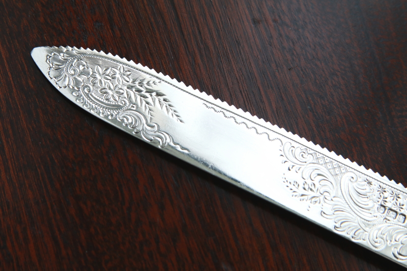 ハンドエングレーヴィング　シルバーケーキナイフ　アンティークストリュフ