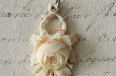 モスローズアイボリーペンダント　カーブドボーンブローチ　ヴィクトリアン　アンティークジュエリー　ヴィンテージアクセサリー　アンティークストリュフ