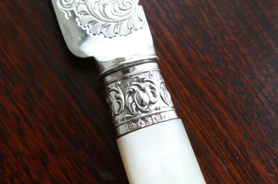 ハンドエングレーヴィング　シルバーケーキナイフ　アンティークストリュフ
