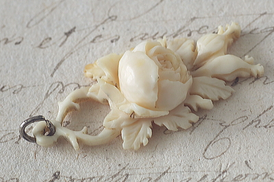 モスローズアイボリーペンダント　カーブドボーンブローチ　ヴィクトリアン　アンティークジュエリー　ヴィンテージアクセサリー　アンティークストリュフ