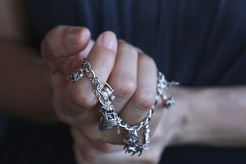 12チャームアンドパドロックブレスレット　イギリス　アンティークストリュフ