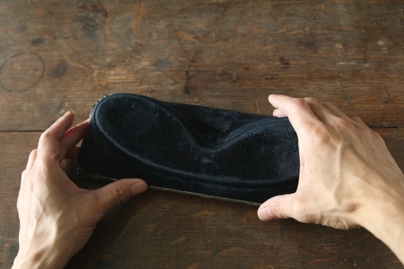 黒ベルベットのディスプレイステージ　飾り台　ジュエリースタンド　イギリス アンティークストリュフ