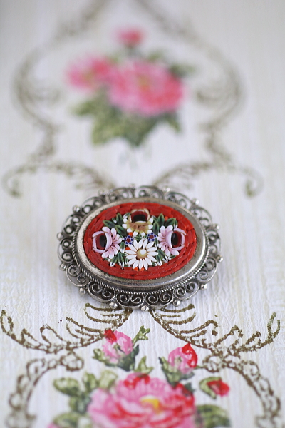 赤のマイクロモザイクブローチ　ヴィンテージジュエリー　アクセサリー　イタリア　アンティークストリュフ 20251218