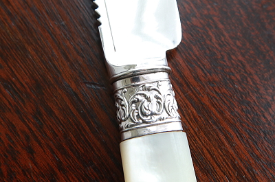 ハンドエングレーヴィング　シルバーケーキナイフ　アンティークストリュフ