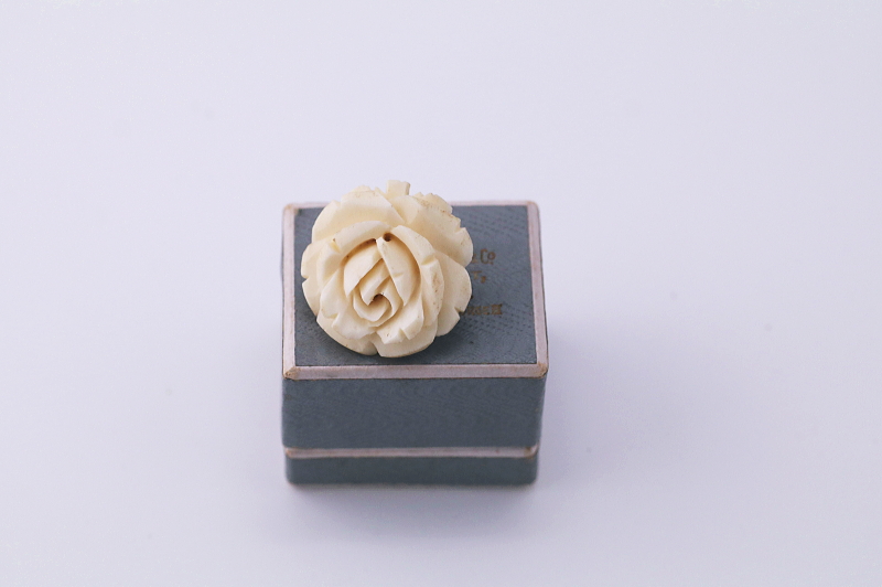 ボーンローズブローチ　イギリス　アンティークストリュフ