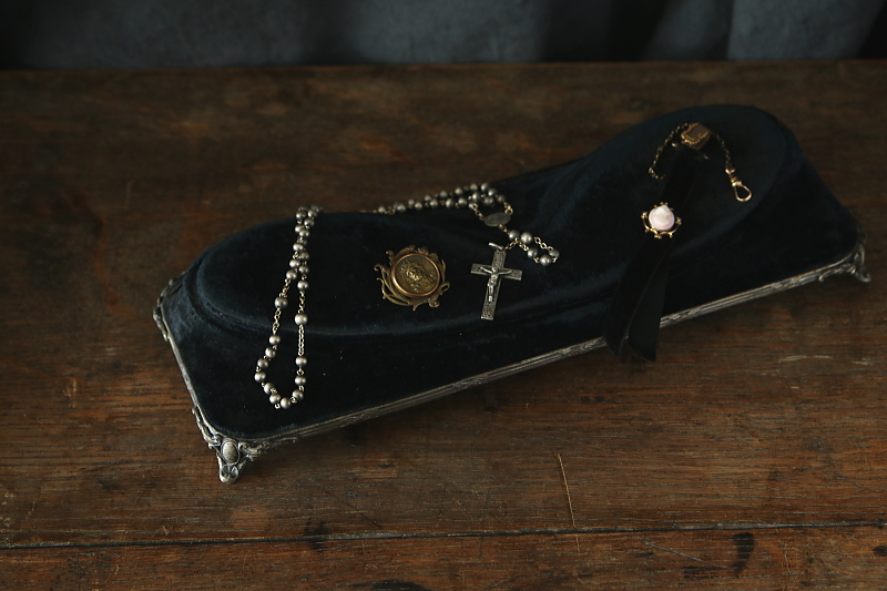 黒ベルベットのディスプレイステージ　飾り台　ジュエリースタンド　イギリス アンティークストリュフ