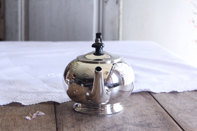 アンティークシルバーティーポット　ハンドエングレービング　イギリス 
