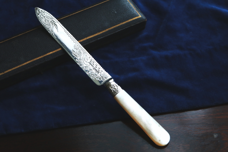 ハンドエングレーヴィング　シルバーケーキナイフ　アンティークストリュフ