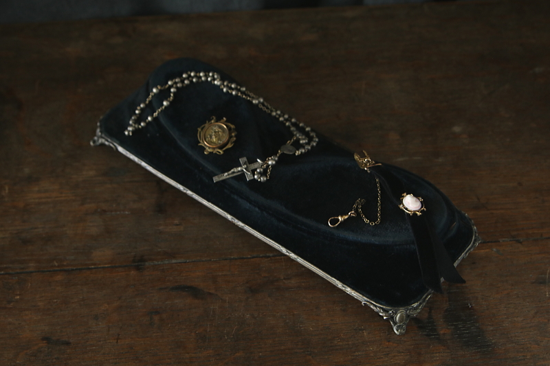 黒ベルベットのディスプレイステージ　飾り台　ジュエリースタンド　イギリス アンティークストリュフ