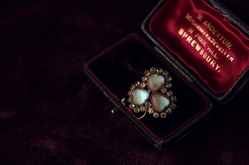 サフィレットブローチ　ヴィクトリアン　イギリス アンティークストリュフ