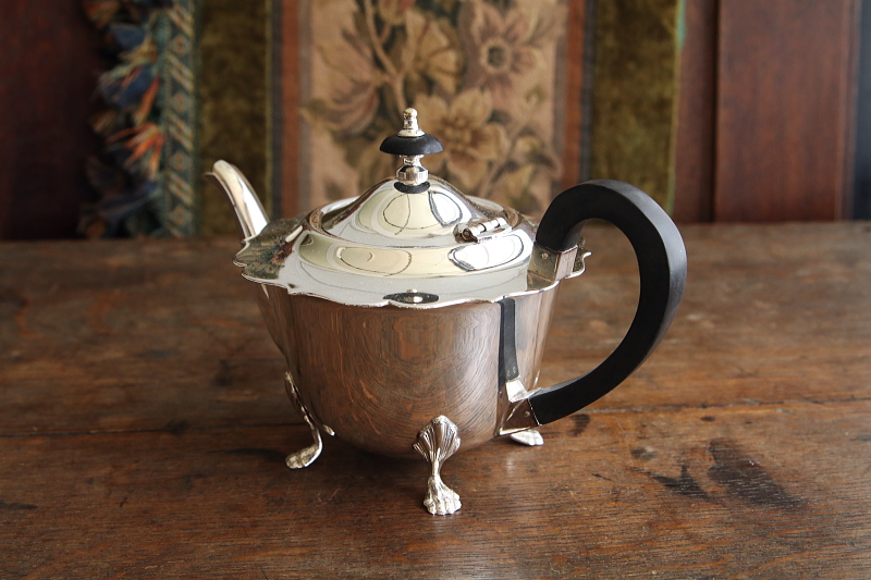 シルバープレートバチェラーティーポット　イギリス アンティークストリュフ
