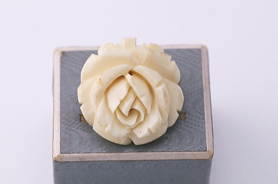 ボーンローズブローチ　イギリス　アンティークストリュフ