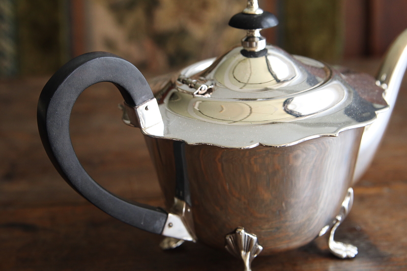 シルバープレートバチェラーティーポット　イギリス アンティークストリュフ