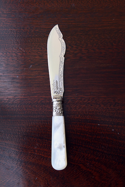 マザーオブパールハンドルバターナイフ　ティーナイフ　イギリス　アンティークストリュフ