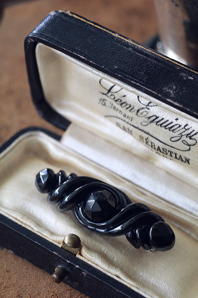 ヴィクトリアンジェットブローチ　アンティークジュエリー　ヴィンテージアクセサリー　アンティークストリュフ